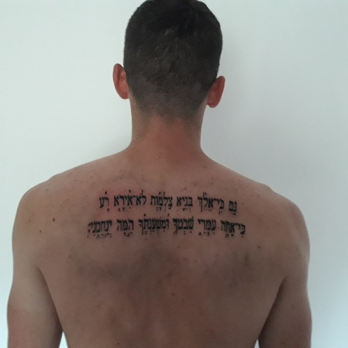 Na snímke je farár Michal Lajcha s vytetovaním žalmom 23 v hebrejskom jazyku.  