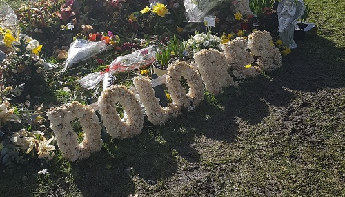 Speváčka z kapely The Cranberries je pochovaná na cintoríne v rodnej obci. 