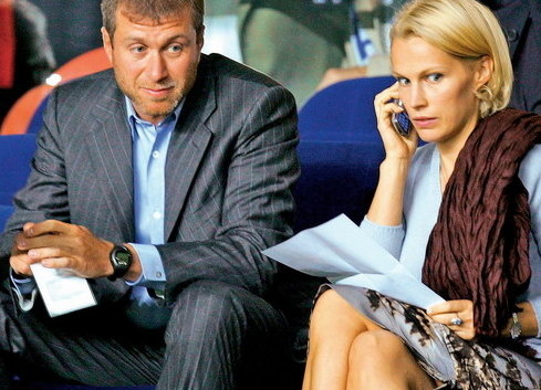 Na snímke z roku 2007 je Roman a Irina Abramovičovci. 