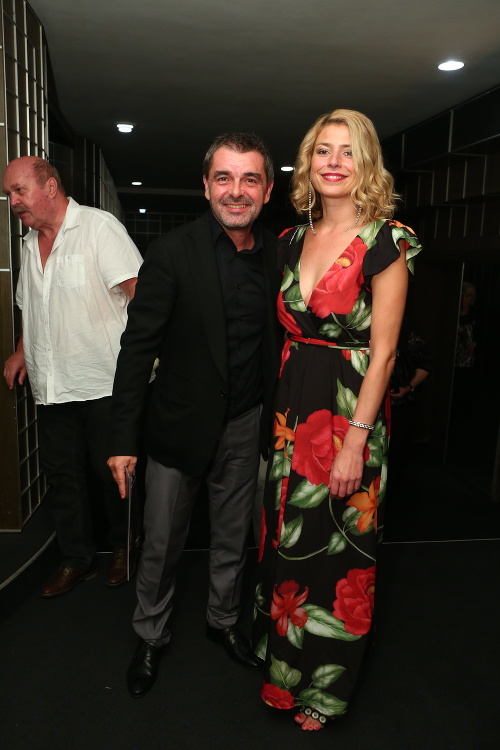 Peter Kočiš so svojou priateľkou Mirkou na premiére v divadle.