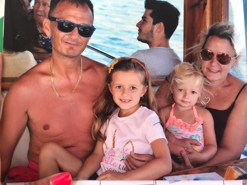 Na smímke je Dannille so svojimi dvomi dcérami a s jej partnerom Jamiem Goodeom 