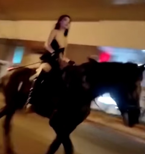 Žena na koni v