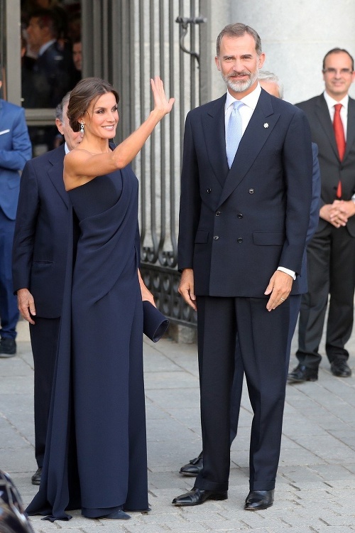 Španielsky kráľ Filip VI. s manželkou Letiziou na slávnostnom zahájení divadelnej sezóny. 