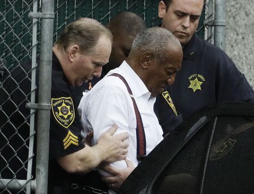 Billa Cosbyho v roku 2018 odvádzali zo súdneho pojednávania v putách. 