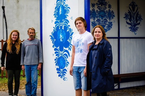 Na snímke zľava je Katka Hubinská (vizualizácia), Mirec Durgala (maľba ornamentov), Martin Fuňa (odstraňovanie grafitov), Miriam Fuňová (nápad na zmenu).