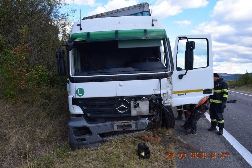 Vodič kamiónu (53) vyviazol s ľahkými zraneniami.