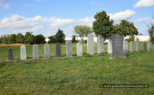 V obci Zlaté Klasy sa podarilo zachrániť sedemnásť náhrobných kameňov. Tvoria malé lapidárium.