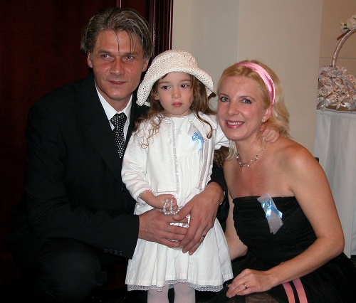 Eva Černá s dnes už exmanželom Rasťom a malou Lindou v roku 2004