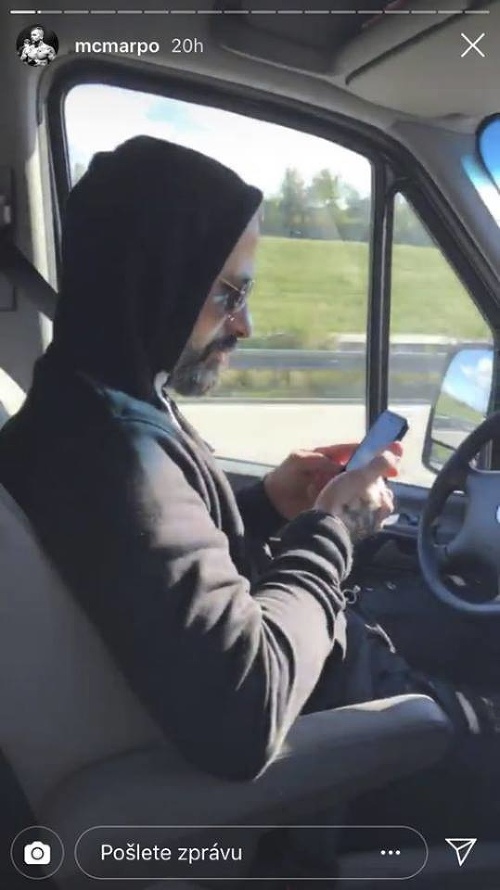 Šofér držal v oboch rukách mobil a veselo si doňho ťukal.