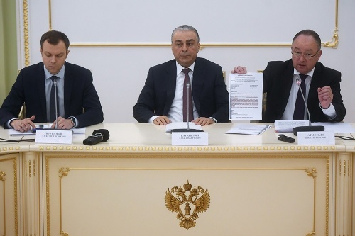 Saak Karapeťjan (v strede)