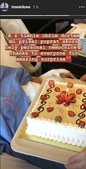 Týnuš Třešničková dostala o zamestnancov nemocnice takúto tortu. 