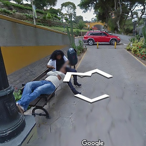 Nevernú ženu zachytila funkcia Google Street View.