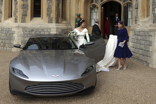 Ženích a nevesta odchádzali zo svadobného obradu v tomto luxusnom aute. 