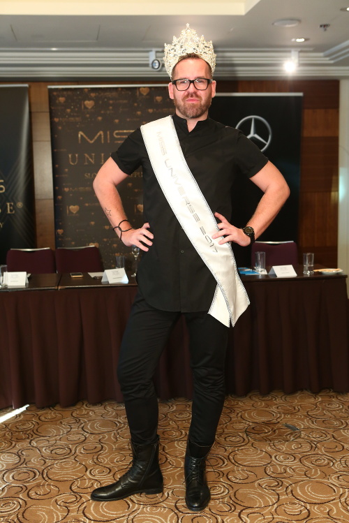Aké je to byť Miss Universe si vyskúšal návrhár Fero Mikloško.