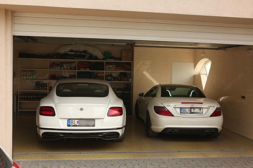Kočnerove luxusné Bentley (vľavo) včera zaistili.