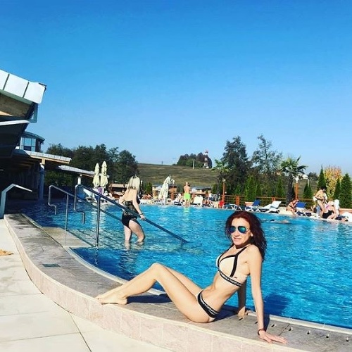 Týmto záberom pri bazéne z wellness hotela Kaskády sa Petra pochválila na internete.
