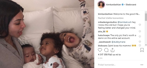 Kim Kardashian sa raduje z troch ratolesti. 