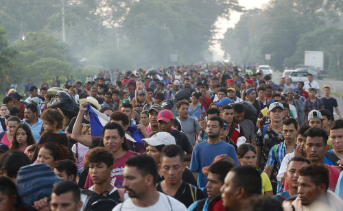 Tisícky migrantov smerujú do