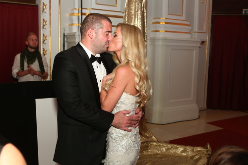 Takýto horúci bozk si počas večera dala Miss Intercontinental Katarína Mihalová Manová s manželom.