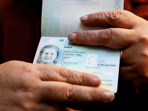 Na snímke je nový pas Zeegersovej (57), v ktorom je klasifikovaná ako osoba tretieho pohlavia. 