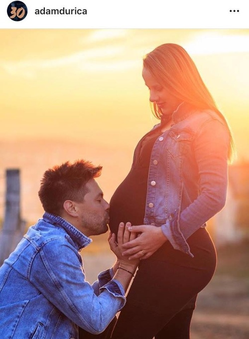 Len pred pár dňami spevák na Instagrame oznámil, že je jeho manželka tehotná. Dnes už je z neho otec. 