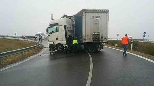 Skrížený kamión na diaľnici
