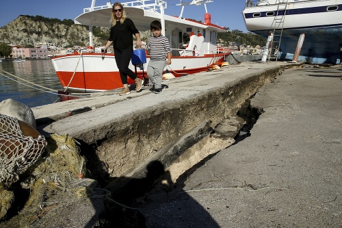 Škody v prístave Zakynthos.