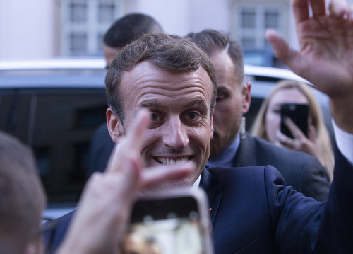 Emmanuel Macron počas prehliadky