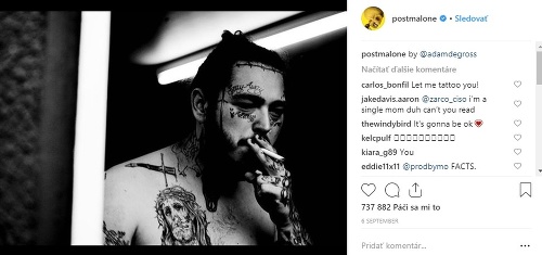 Raper Post Malone má na tvári viacero tetovaní. 