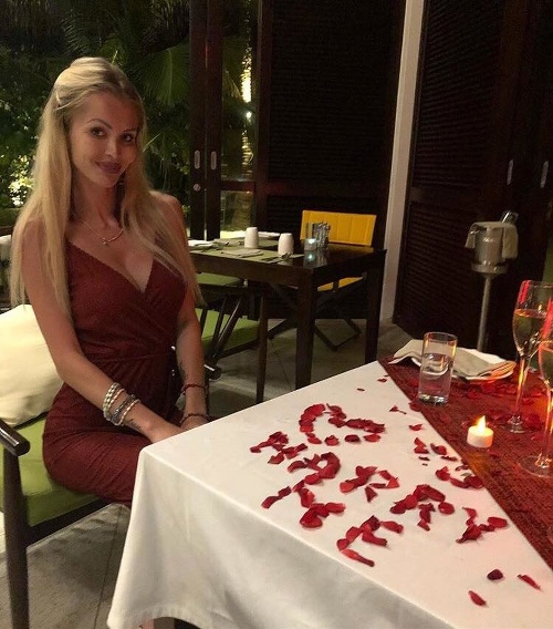 Žiadosť o ruku Michaela Gašparovičová dostala formou nápisu z lupeňov ruží. 