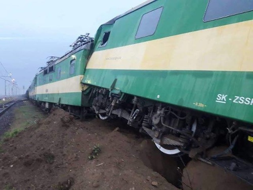 Vykoľajený vlak zničil časť