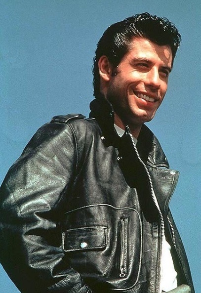 John Travolta ako Danny Zuko v Pomáde. 