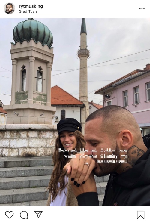 Zamilovaný Patrik Rytmus Vrbovský sa na Instagrame pochválil aj fotkou zásnubného prsteňa na ruke Jasminy Alagič.
