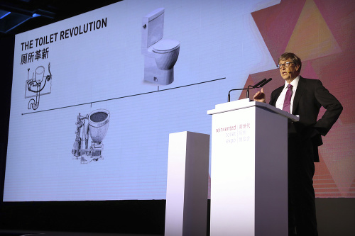 Na snímke je Bill Gates, ako hovorí o futuristickom záchode na pekingskom veľtrhu.