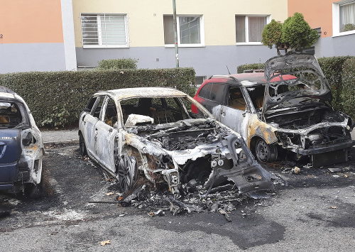 Škoda na zapálených autách