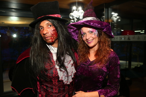 Fredy Ayisi stavil na strašidelný halloweensky kostým, Svetlana Sopková bola fialová bosorka s pavučinou na lícach.
