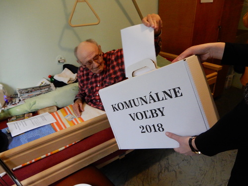 Starší volič odovzdal svoj hlas v Likavke.