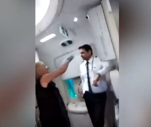 VIDEO Cestujúca v lietadle