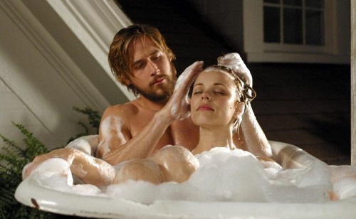 Rachel McAdams a Ryan Gosling vo filme Zápisník jednej lásky. 