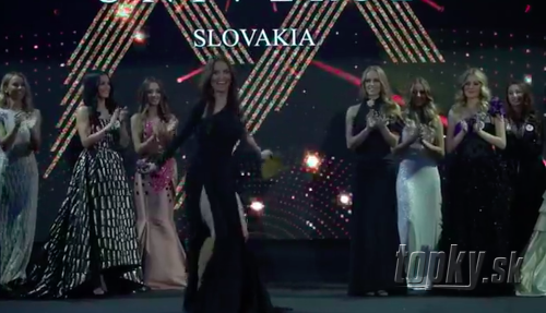 Riaditeľka súťaže krásy Silvia Chovancová Lakatošová sa pošmykla na pódiu a takmer spadla.