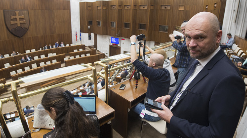 Richard Sulík na parlamentnom balkóne. 