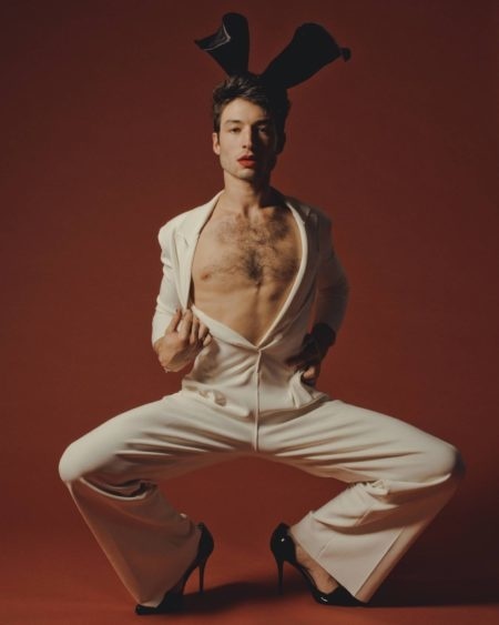 Ezra Miller ako zajačik magazínu Playboy. 
