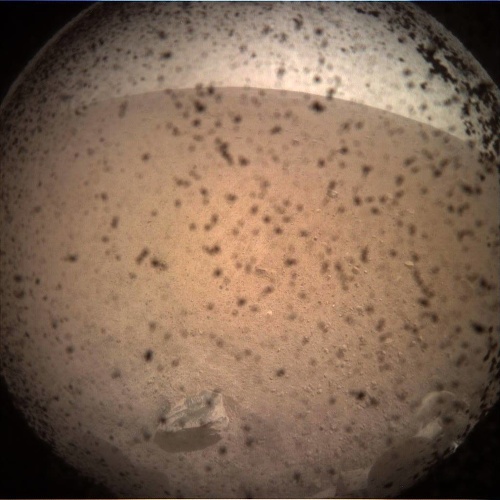 Prvá snímka z Marsu, ktorú odoslala sonda InSight.