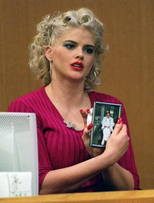 Anna Nicole Smith na súde s fotografiou svojho zosnulého manžela