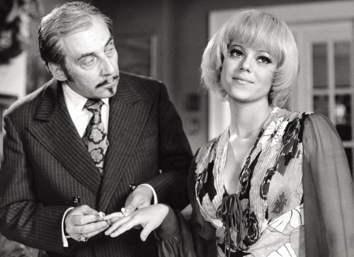 V komédii Jak utopit doktora Mráčka sa Eva Hudečková objavila ako blondína. 
