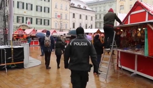Polícia na vianočných trhoch.