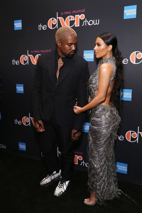 Kim Kardashian zavítala na akciu spolu s manželom Kanye Westom. 
