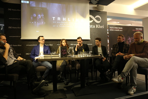 Mary Bartalos včera v jednom z kníhkupectiev v centre Bratislavy promovala nový film Trhlina v ktorom hrá. 