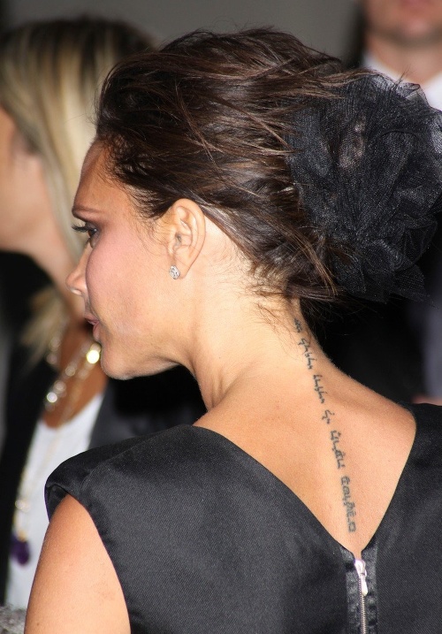 Victoria Beckham mala na krku takéto tetovanie. 