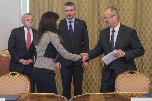 Zľava viceprezidentka Lockheed Martin Ana Wugofski a minister obrany SR Peter Gajdoš